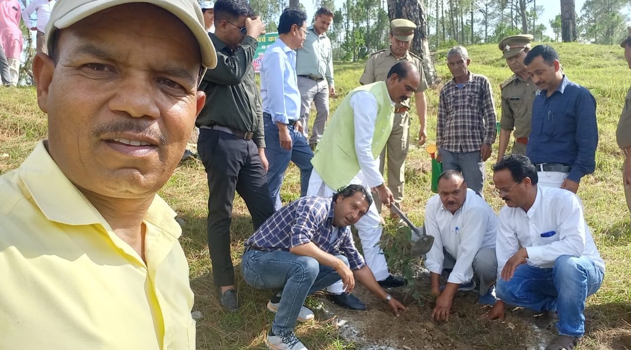 अल्मोड़ा: भाजपा ग्रामीण मंडल अध्यक्ष प्रेम लटवाल के नेतृत्व में हरेला महोत्सव वृक्षारोपण का कार्यक्रम लोधिया में आयोजित