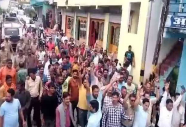 अल्मोड़ा: गाय से कुकृत्य मामले में हिंदूवादी संगठनों ने आक्रोश रैली निकालते हुए विशेष समुदाय के लोगों की दुकानें कराई बंद, आरोपी गिरफ्तार