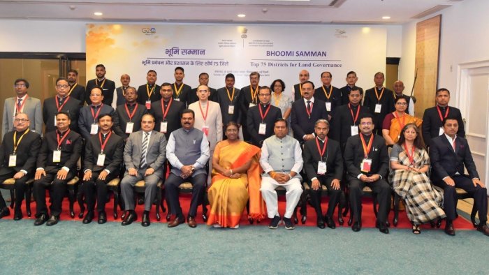 राष्ट्रपति मुर्मू ने भूमि सम्मान पुरस्कार प्रदान किए, 9 राज्य सचिवों, 68 जिला कलेक्टरों को मिला सम्मान
