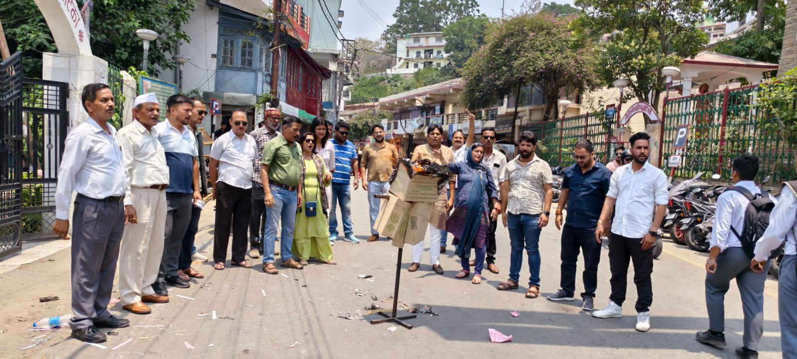 जिला कांग्रेस कमेटी के तत्वाधान में पौध खरीद मामले में हुए घोटाले को लेकर पुतला दहन किया