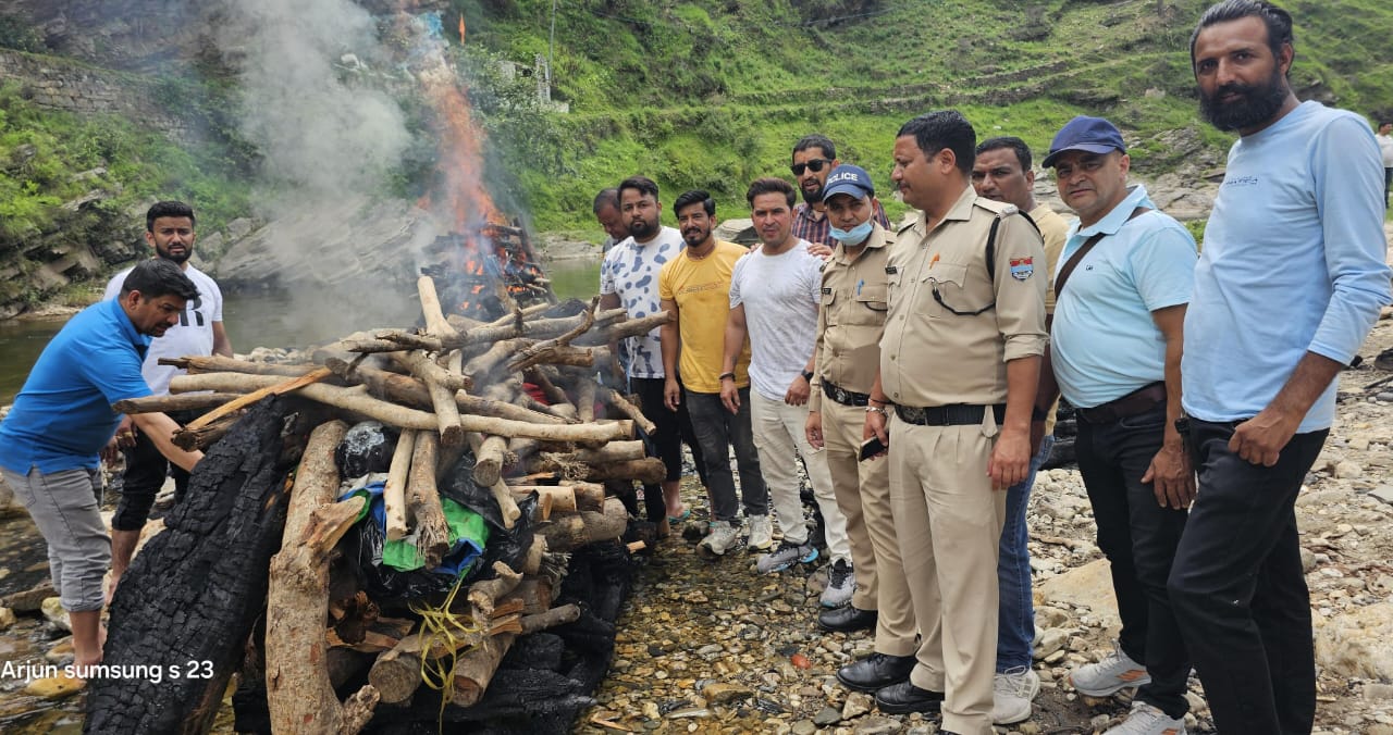 काफी खोजबीन के बाद भी नहीं मिले परिजन, हिंदू सेवा समिति द्वारा किया गया अज्ञात शव का अंतिम संस्कार