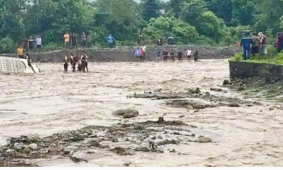 नाले में बही मैक्स, एक महिला की मौत, लापता लोगों की तलाश में जुटा बचाव दल