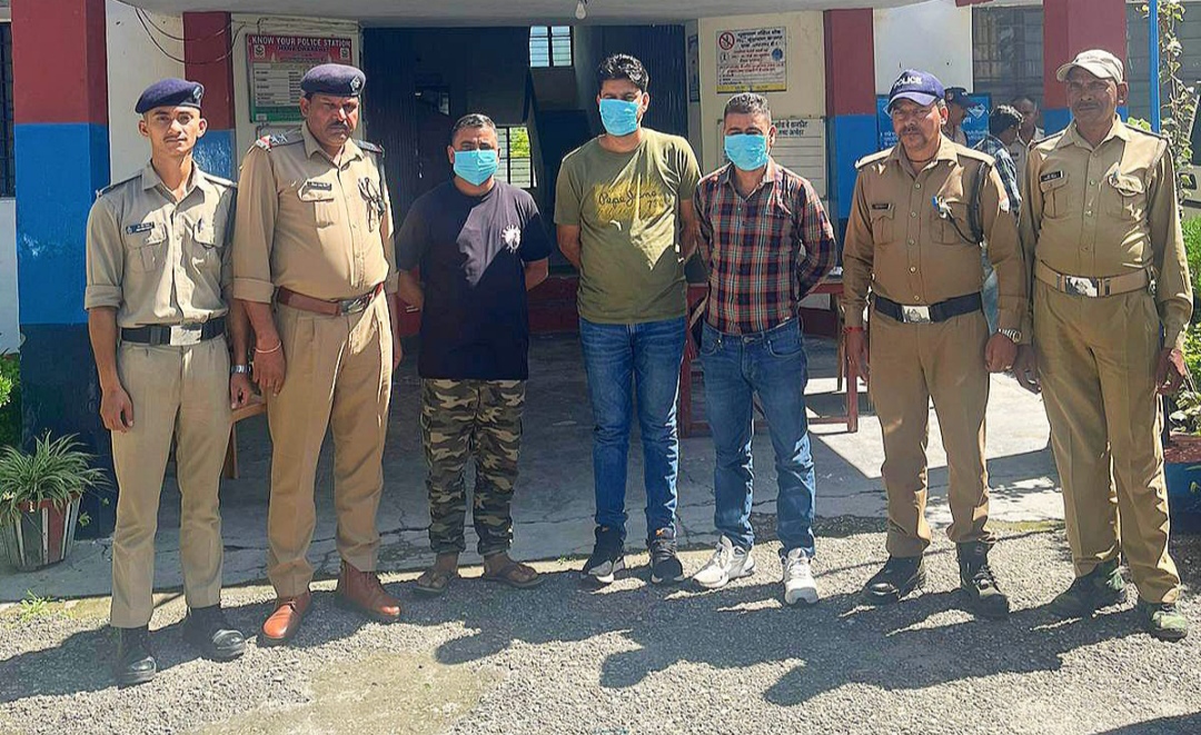 दुकानदार पर जानलेवा हमला करने और पुलिस कर्मी से मारपीट करने वाले  03 अभियुक्त गिरफ्तार