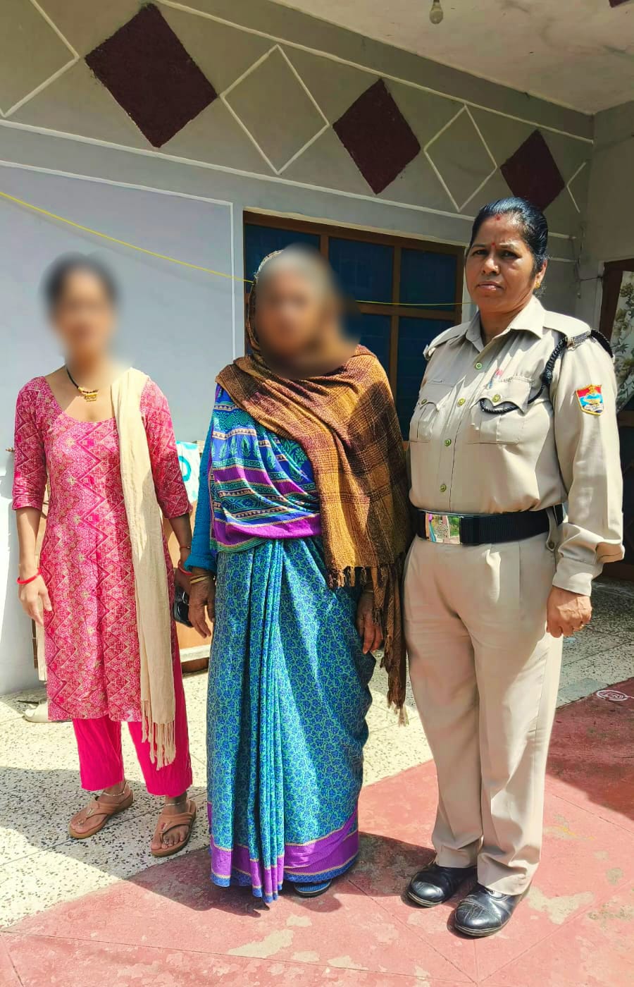 Almora News: बुजुर्ग महिला किसी के घर में घुसी, पुलिस ने किया परिजनों के सुपुर्द