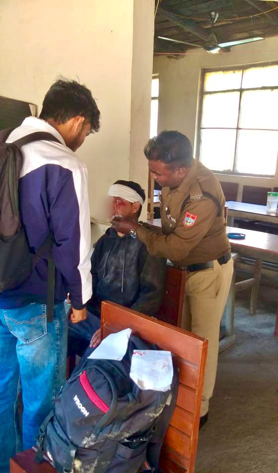Almora-news: बाइक रपटने से घायल हुए युवक के लिये मददगार बना अल्मोड़ा पुलिस जवान