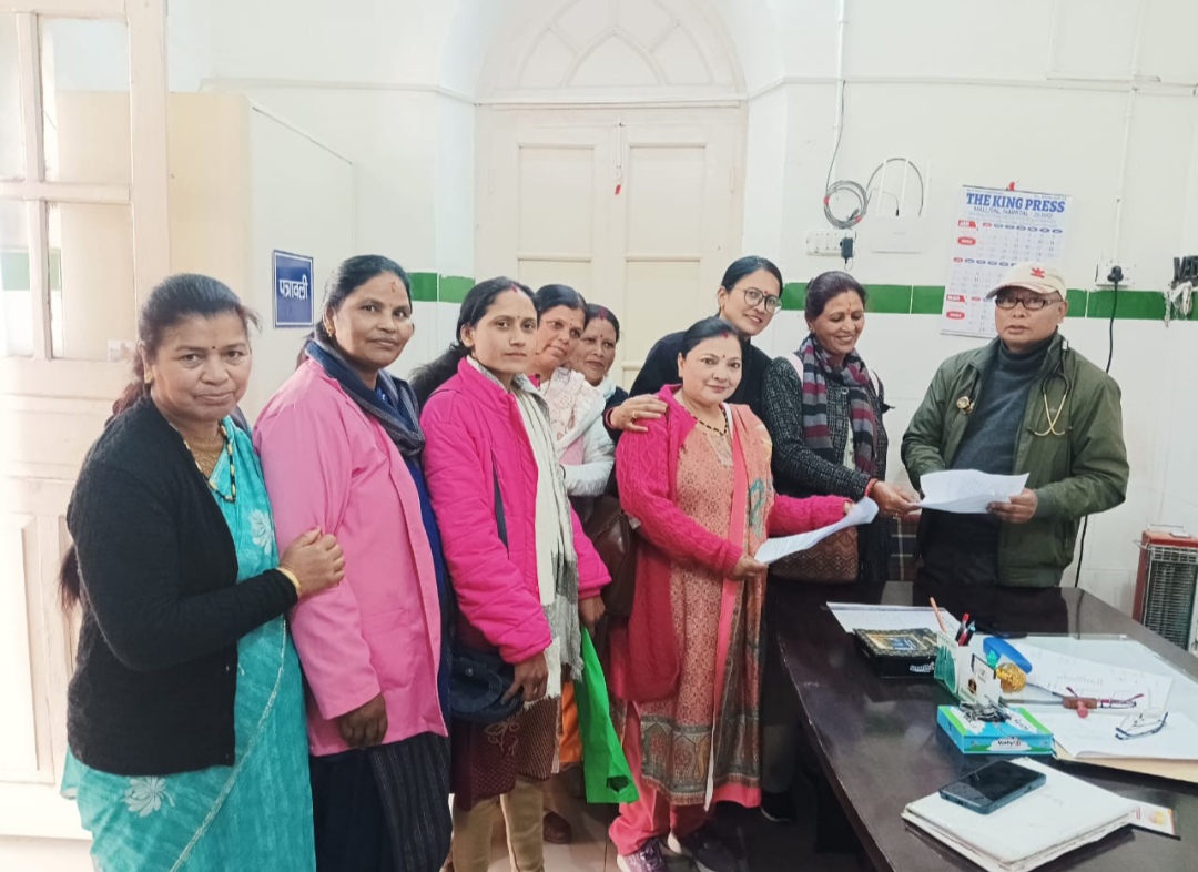 अन्तर्राष्ट्रीय महिला दिवस के उपलक्ष्य में उत्तराखंड आशा हेल्थ वर्कर्स यूनियन ने मुख्य चिकित्सा अधिकारी को सौंपा ज्ञापन