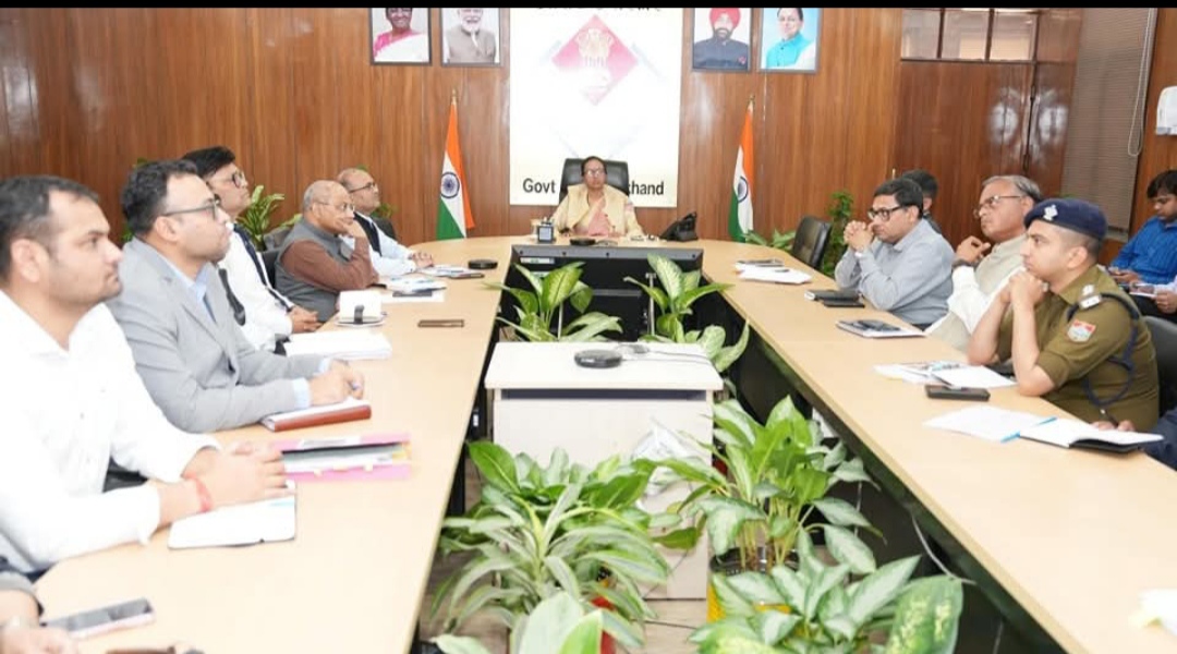 उच्च पर्वतीय क्षेत्रों में भवन निर्माण में हल्की सामग्री का हो प्रयोग, आपदा प्रबन्धन विभाग की बैठक आयोजित