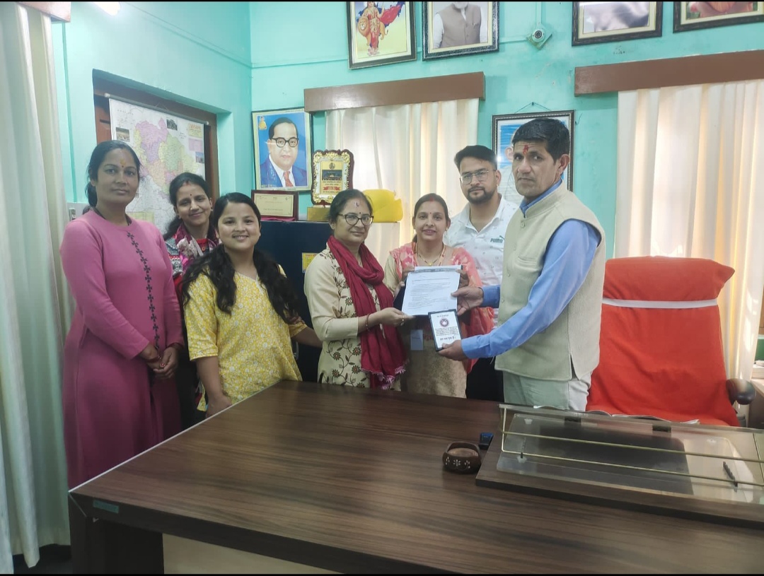 प्रत्येक वार्ड में महिला कॉमन रूम खोलने की मांग, नगर निगम महापौर को सौंपा ज्ञापन