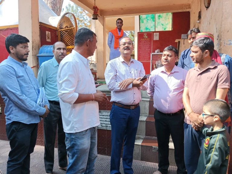 Almora जिलाधिकारी पहुंचे चितई गोलू देवता मंदिर, मंदिर के सुदृढ़ीकरण को लेकर विचार विमर्श