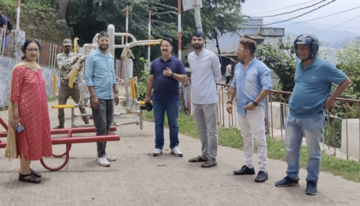 नर्मदेश्वर वार्ड में ओपन जिम और रपटे का निरीक्षण, महापौर अजय और पार्षद आशा बिष्ट ने दिए दिशा-निर्देश