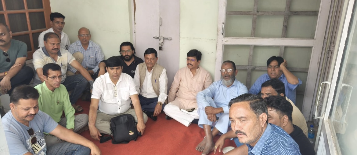 बिना टेंडर के दस करोड़ का काम कराने का आरोप, क्षेत्रीय विधायक ने लोनिवि पर सवाल उठाते हुए धरना दिया