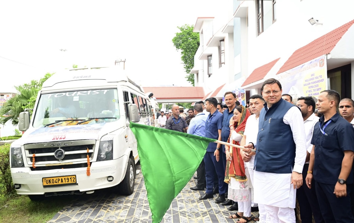 कैलाश मानसरोवर यात्रा के पहले दल को सीएम ने हरी झंडी दिखाकर किया रवाना