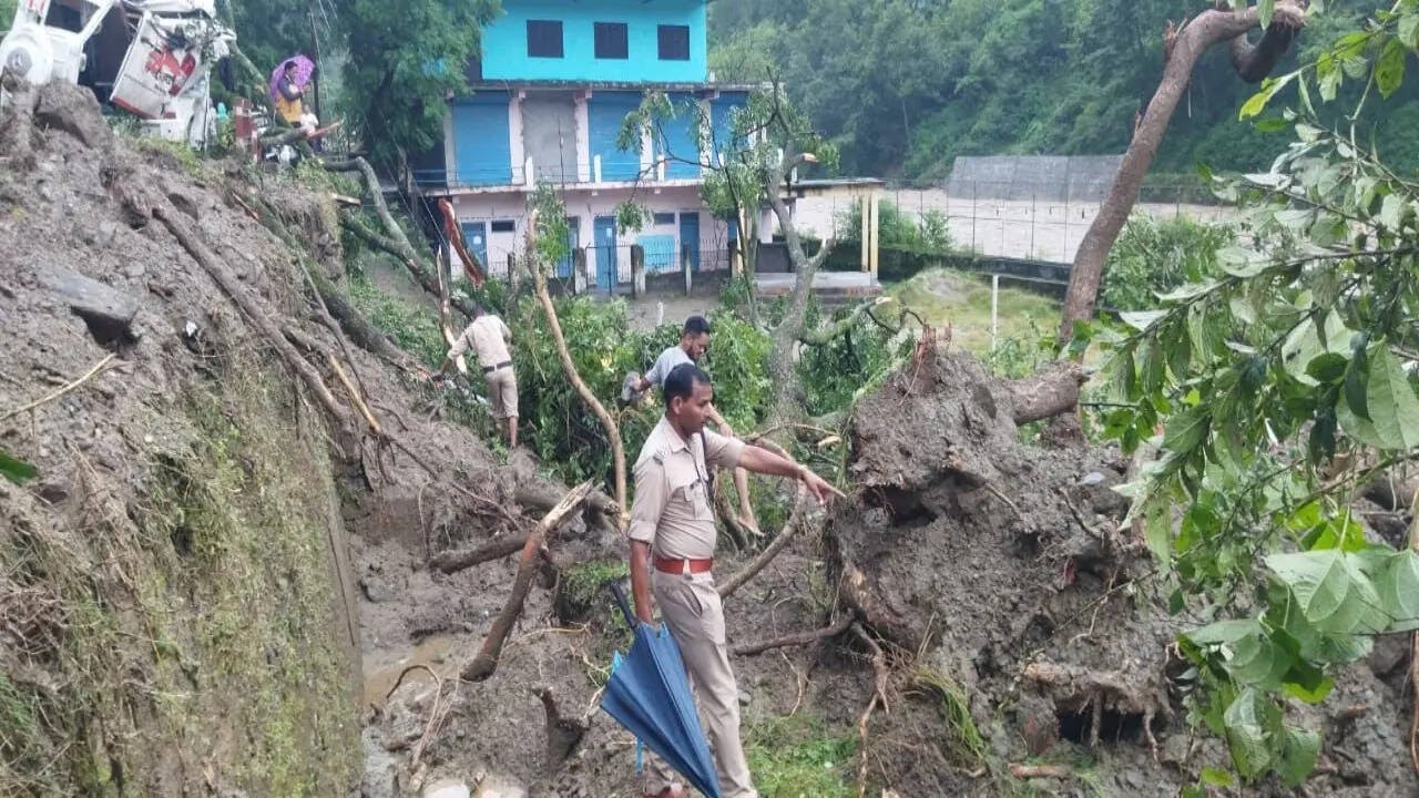 चमोली के थराली में आधी रात फटा बादल, मलबे में फँसे घर वाहन