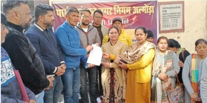 Almora-news लिखित आश्वासन के बाद पार्षदों का धरना स्थगित