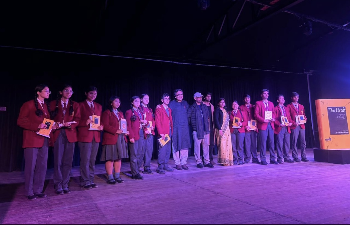 शारदा पब्लिक स्कूल में “द ड्राफ्ट ए प्रोज एंथलॉजी” किताब का हुआ विमोचन