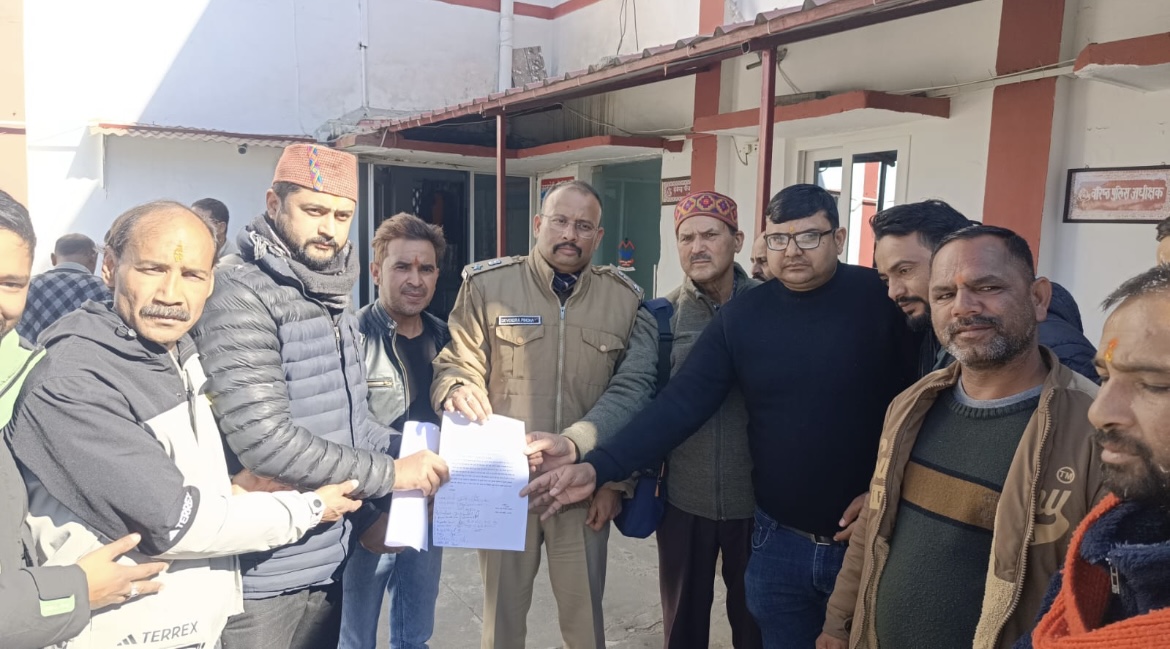 विहिप कार्यकर्ताओं ने बाहरी लोगों की बढ़ती आबादी पर जताई चिंता, एसएसपी अल्मोड़ा को सौंपा ज्ञापन
