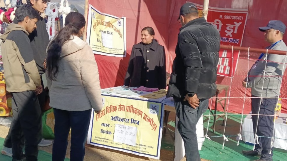 जिला विधिक सेवा प्राधिकरण द्वारा किया गया शरदोत्सव मेला में विधिक स्टाल का निरीक्षण