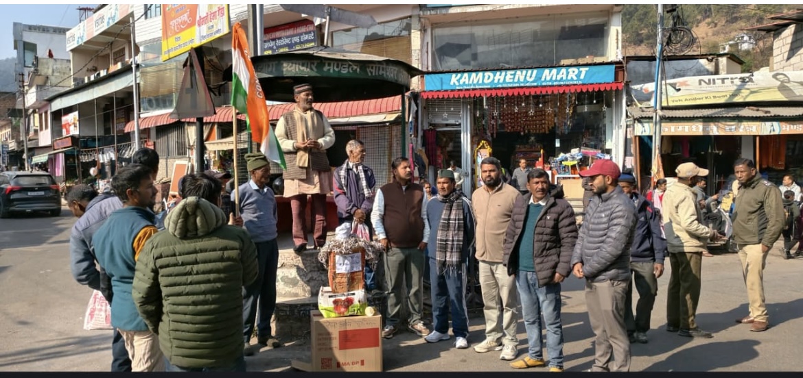 महिला विरोधी अर्नगल बयान को लेकर विधायिका रेखा आर्या व उनके पति गिरधारी लाल साहू का दहन किया पुतला