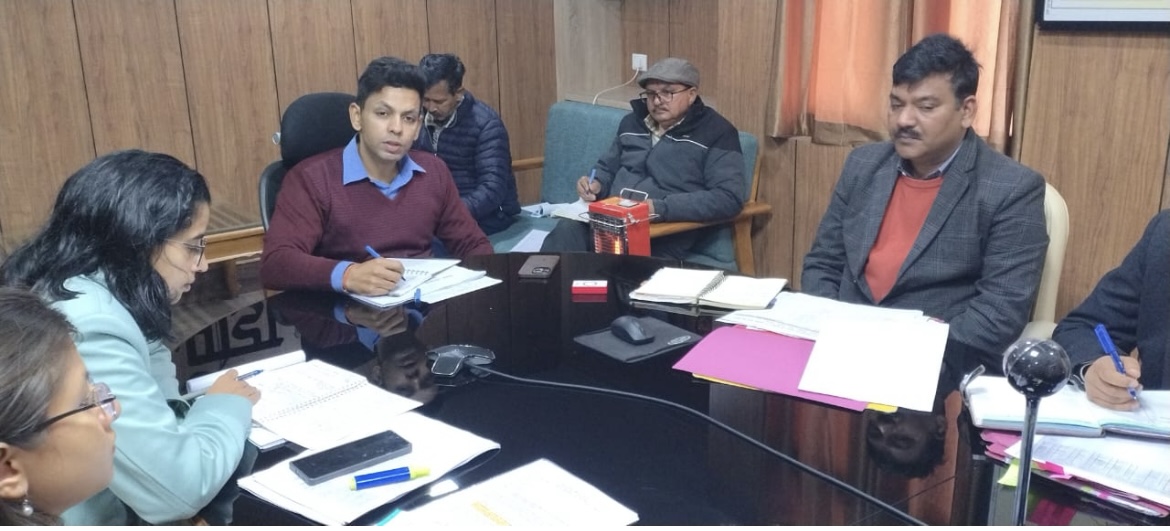 जनपद की राजस्व वसूली, वादों का निस्तारण समेत अनेक प्रकरणों की प्रगति की ज़िलाधिकारी ने समीक्षा कर दिये ये निर्देश