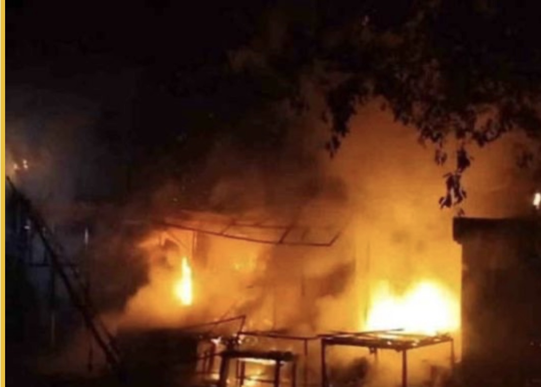 भीषण अग्निकांड में कई दुकानें जलकर राख, लाखों का नुक़सान