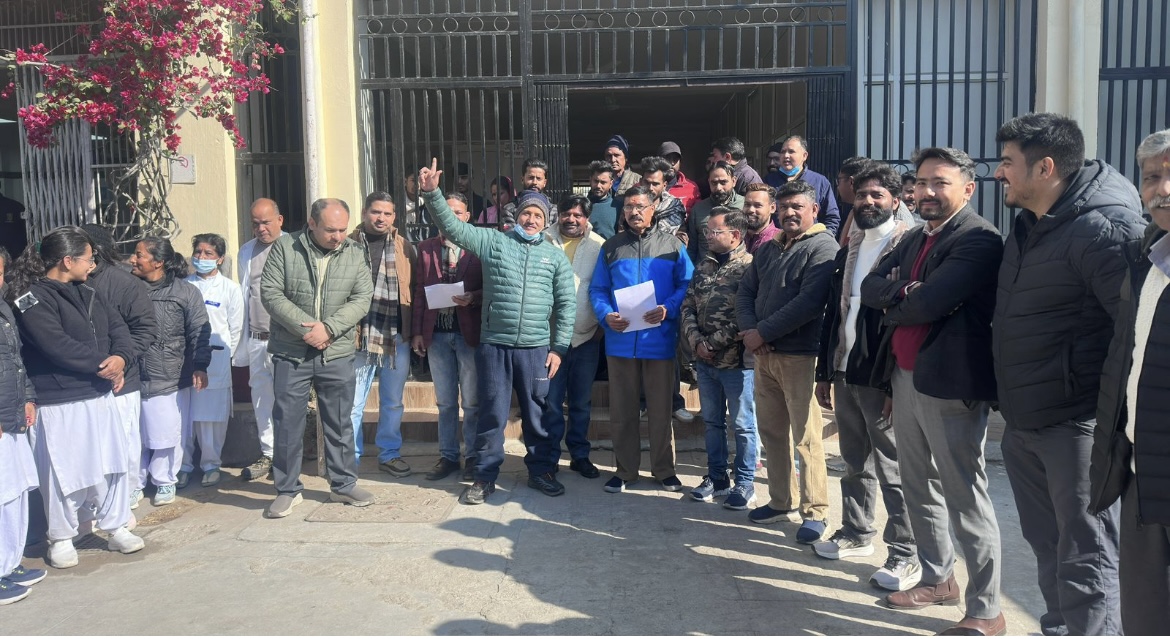अस्पताल में तैनात कर्मचारी के साथ मारपीट का आरोप, डॉक्टरों और कर्मचारियों का प्रदर्शन