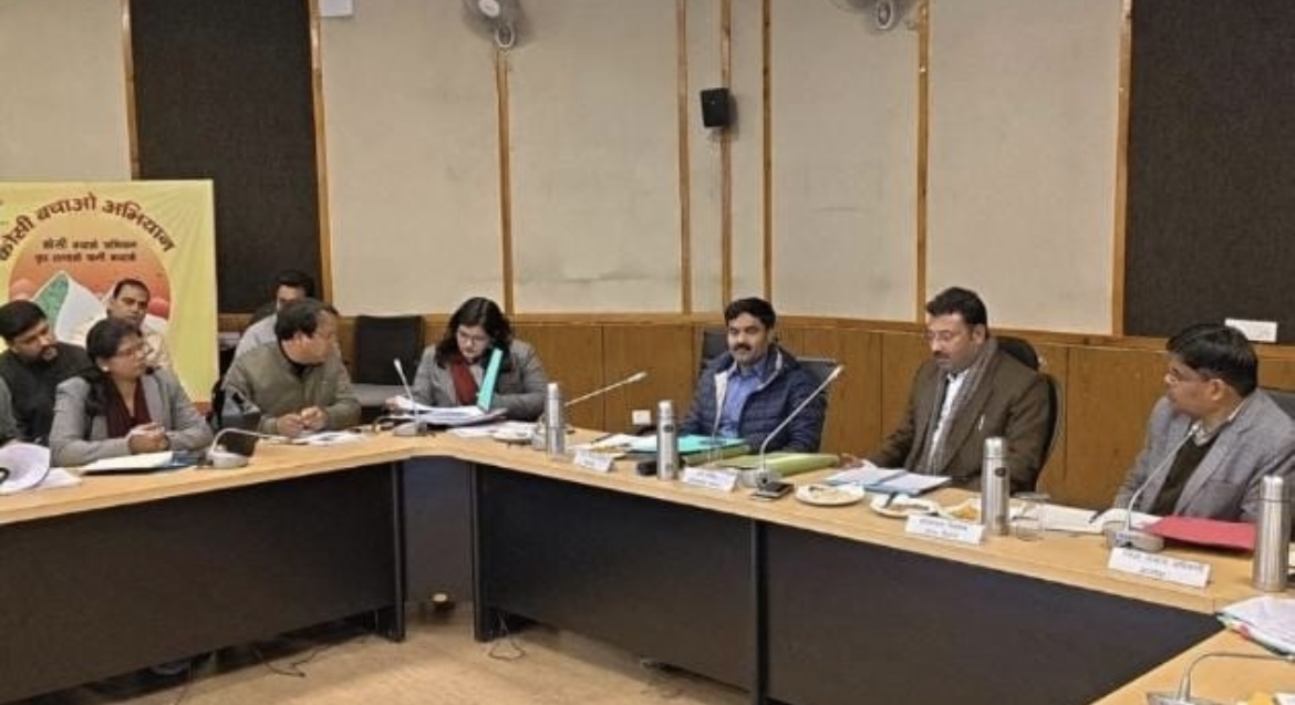 विकास भवन में अपर सचिव प्रकाश चंद्र ने की केंद्र व राज्य सरकार की योजनाओं की समीक्षा