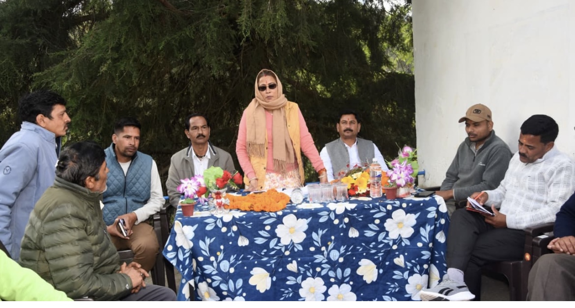 ताकुला मंडल के विभिन्न गांवों में कैबिनेट मंत्री रेखा आर्या ने ग्रामीणों की चौपाल लगाकर सुनी उनकी समस्याएँ