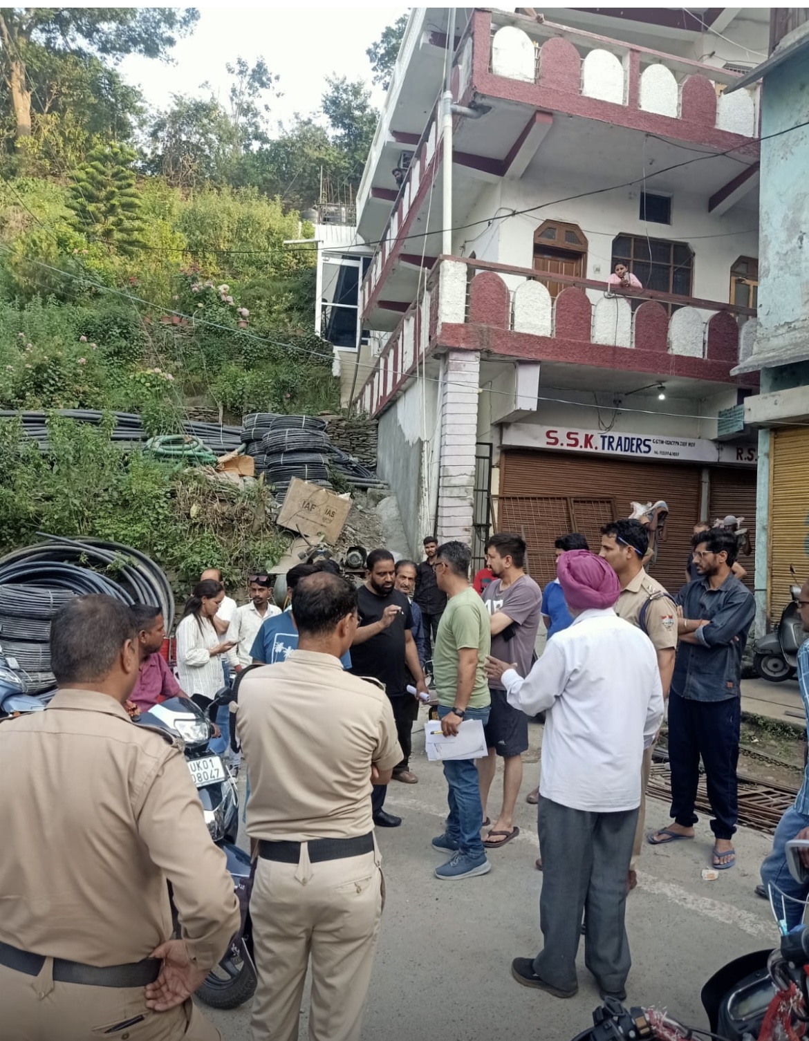 डुबकिया में सार्वजनिक रास्ते पर किए गए अवैध अतिक्रमण को लेकर आक्रोश, महापौर से की कार्रवाई की मांग 